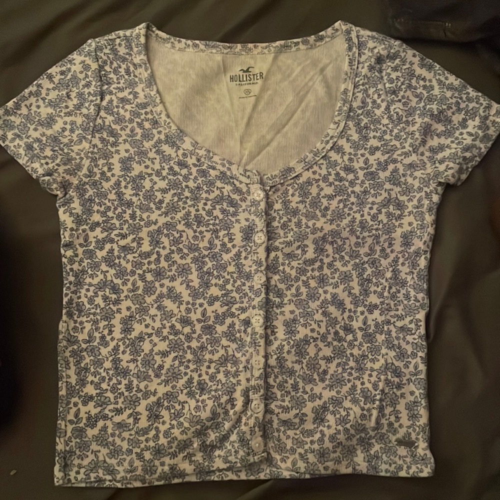 HOLLISTER blue and white floral top